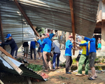 Cả trăm thanh niên lên núi giúp dân sửa nhà bị lốc xoáy đánh sập