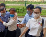 Cựu trưởng Công an TP Thanh Hóa được dìu tới hầu tòa về tội nhận hối lộ