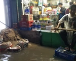 Sài Gòn mưa gió lớn, người dân qua 