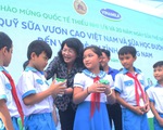 Phó chủ tịch nước Đặng Thị Ngọc Thịnh tặng sữa cho thiếu nhi Quảng Nam