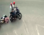 Video người phụ nữ chở con gái bị giật điện thoại té sóng soài xuống đường