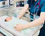 Bé sơ sinh bị bỏ rơi ở hố ga giữa trời nắng đang tiến triển rất tốt