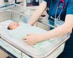 Bé sơ sinh bị bỏ rơi đã ở ngoài trời không quần áo, không ăn uống hơn 40 giờ