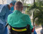 Bệnh nhân phi công người Anh ngồi xe lăn phơi nắng, dự kiến sớm cai máy thở