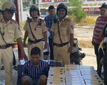 Xe con chở thuốc lá lậu gây tai nạn bỏ chạy bị CSGT truy đuổi