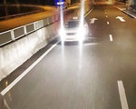 Taxi quay đầu, chạy ngược chiều trên cao tốc trong đêm