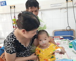 Bác sĩ gắng sức giành sự sống cho bệnh nhi khi gia đình tuyệt vọng xin đưa con về
