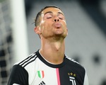 Ronaldo đá hỏng phạt đền trong ngày bóng đá Ý trở lại sau dịch COVID-19