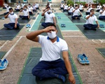 Cảnh sát Bangladesh tập yoga để chống dịch COVID-19
