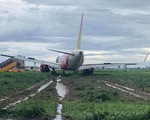 Máy bay hạ cánh trượt khỏi đường băng Tân Sơn Nhất, Vietjet nói do mưa gió lớn