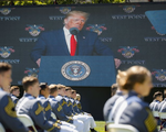 Ông Trump kêu gọi đoàn kết quốc gia, cố làm hòa với quân đội