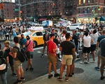 Dân New York chống giãn cách xã hội, chính quyền dọa chậm mở cửa