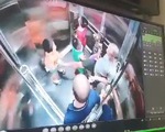 Một người đàn ông lấy chân khều vùng kín, định đạp mặt bé trai trong thang máy