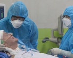 Đôi mắt bệnh nhân phi công người Anh đã mở to cùng nụ cười rất tươi