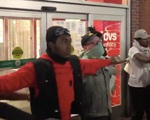 Video người biểu tình Mỹ giăng ngang trước cửa hàng chặn kẻ hôi của