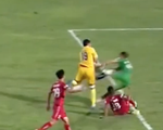 Bàn thắng gây tranh cãi ở V-League, Văn Toản vào bóng khiến Đỗ Merlo nằm sân
