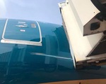 Máy bay Boeing 787-10 của Vietnam Airlines quẹt cầu ống dẫn khách