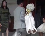 Vợ bầu theo lệ không qua cửa chính, chú rể bồng vợ chạy ào vô, mọi người òa xúc động