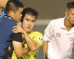 Cầu thủ Hà Nội FC bị ném lên cáng ở sân Bình Dương dính chấn thương nghỉ 1 tháng