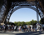 Tháp Eiffel đón khách trở lại sau 3 tháng đóng cửa do COVID-19