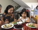 Bữa cơm gia đình trời Tây và Á Đông thời COVID-19
