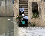 Nửa đêm dân ngửi mùi hôi, ra đập thấy bọt do Lix xả nổi trắng xóa