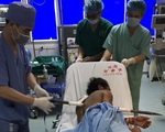 10 y bác sĩ mổ khẩn cấp cứu sống bệnh nhân bị xà beng xuyên ngực
