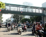 Cầu bộ hành có thang máy đầu tiên trước Bệnh viện Ung bướu TP.HCM bắt đầu hoạt động