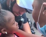 Bé gái 5 tuổi đi biểu tình, hỏi cảnh sát: 
