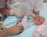 Cứu bé sơ sinh 2-3 ngày tuổi bị bỏ rơi dưới hố ga giữa trời Hà Nội nắng như đổ lửa
