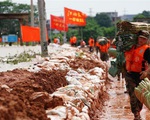 Đêm không ngủ quanh những con đê ngăn lũ ở Trung Quốc