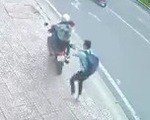 Hai tên cướp dùng dao, xịt hơi cay tấn công nam thanh niên để cướp điện thoại