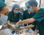 Đã tách rời xong cặp song sinh Trúc Nhi - Diệu Nhi, đưa ra khỏi phòng mổ
