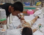 Bé trai 7 tuổi ngưng tim, hôn mê sau ca mổ lấy đinh nẹp ở tay