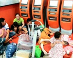 Hành khách phờ phạc ở Tân Sơn Nhất chờ đổi chuyến bay