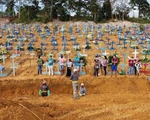 Brazil vượt mốc 2 triệu ca COVID-19, không đủ quan tài chôn người chết