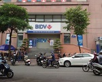 Hai nghi phạm nổ súng cướp 900 triệu tại BIDV ném lựu đạn khi chạy trốn