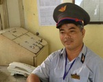 Nhân viên gác chắn ôm, đẩy người say thoát mũi xe lửa lao tới trong gang tấc