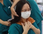 Nghẹn lòng sau bức ảnh các nữ bác sĩ cắt tóc để lên tuyến đầu ở Đà Nẵng