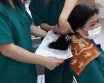 Các nữ bác sĩ ở Đà Nẵng cắt ngắn tóc để lên tuyến đầu COVID-19