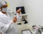 Nhân viên y tế Brazil tình nguyện thử vắcxin COVID-19