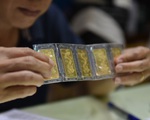 Vàng thế giới bốc hơi gần 17 USD/ounce, trong nước chỉ giảm 100.000 đồng/lượng
