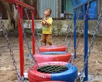 Dùng lốp xe cũ làm sân chơi tái chế cho trẻ em