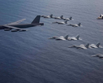 B-52H bay thẳng từ Mỹ tới Biển Đông tập trận ngay với tàu sân bay