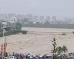 Nhiều người dân bàng hoàng chứng kiến mưa lũ cuốn sập cây cầu cổ ở An Huy