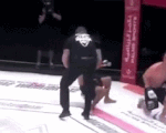 Video: Bị ngăn khi siết cổ đối thủ, võ sĩ MMA nổi quạu đẩy trọng tài
