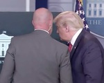 Nổ súng bên ngoài Nhà Trắng, ông Trump đột ngột rời phòng họp báo