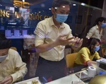Giá vàng đang lao dốc, có người bán hơn 900 lượng