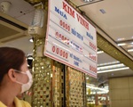 Giá vàng đảo điên: sáng bán khi giá xuống, chiều đội mưa đi mua khi giá lên