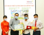 HDBank trao “Thẻ Xanh cho gia đình Việt” cho khách hàng đầu tiên